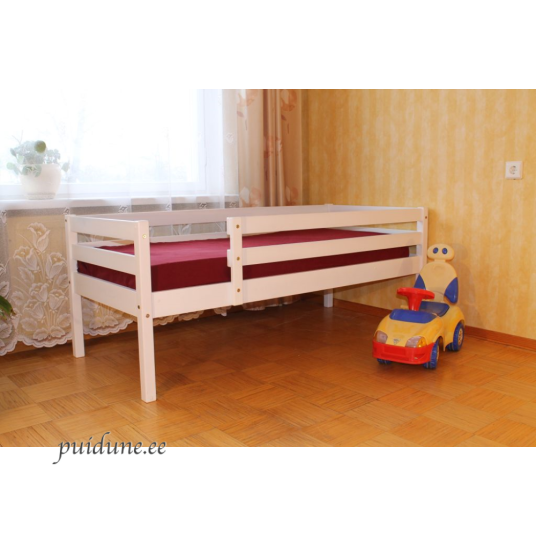 Puidust_lastevoodi_piiretega.png