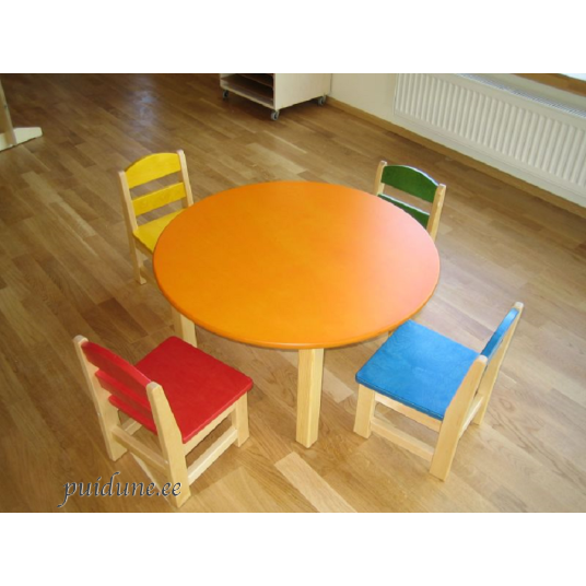 Ümmargune laud ja 4 tooli.png
