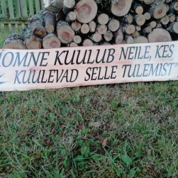 Puidust silt "Homne ..."